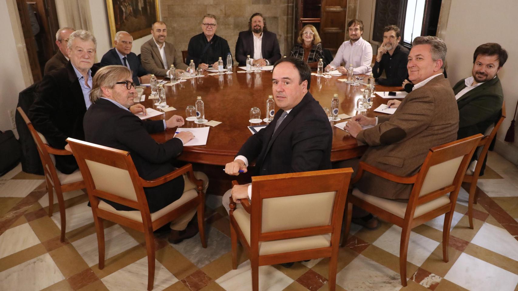 Reunión de la Generalitat Valenciana, Juanfran Pérez Llorca, con los responsables vecinales del litoral valenciano.