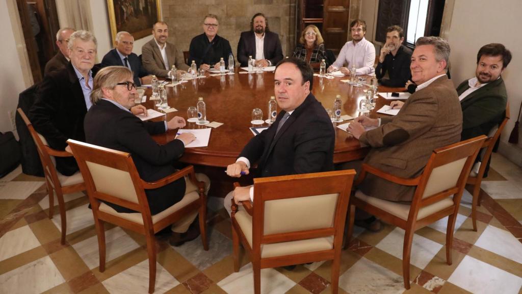 Reunión de la Generalitat Valenciana, Juanfran Pérez Llorca, con los responsables vecinales del litoral valenciano.