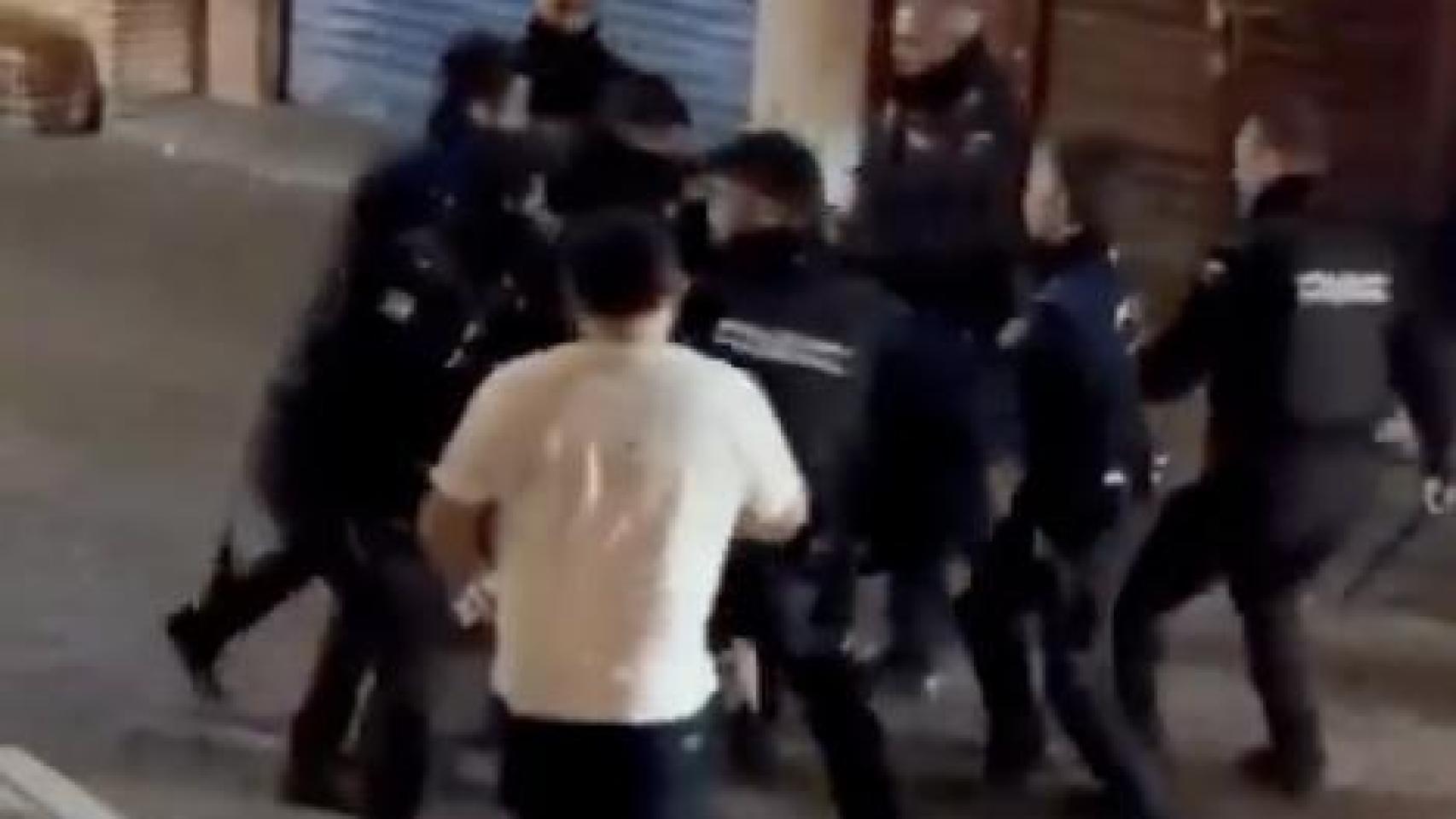 La Policía reduciendo al agresor de la Cubierta de Leganés.