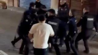 La Policía reduciendo al agresor de la Cubierta de Leganés.
