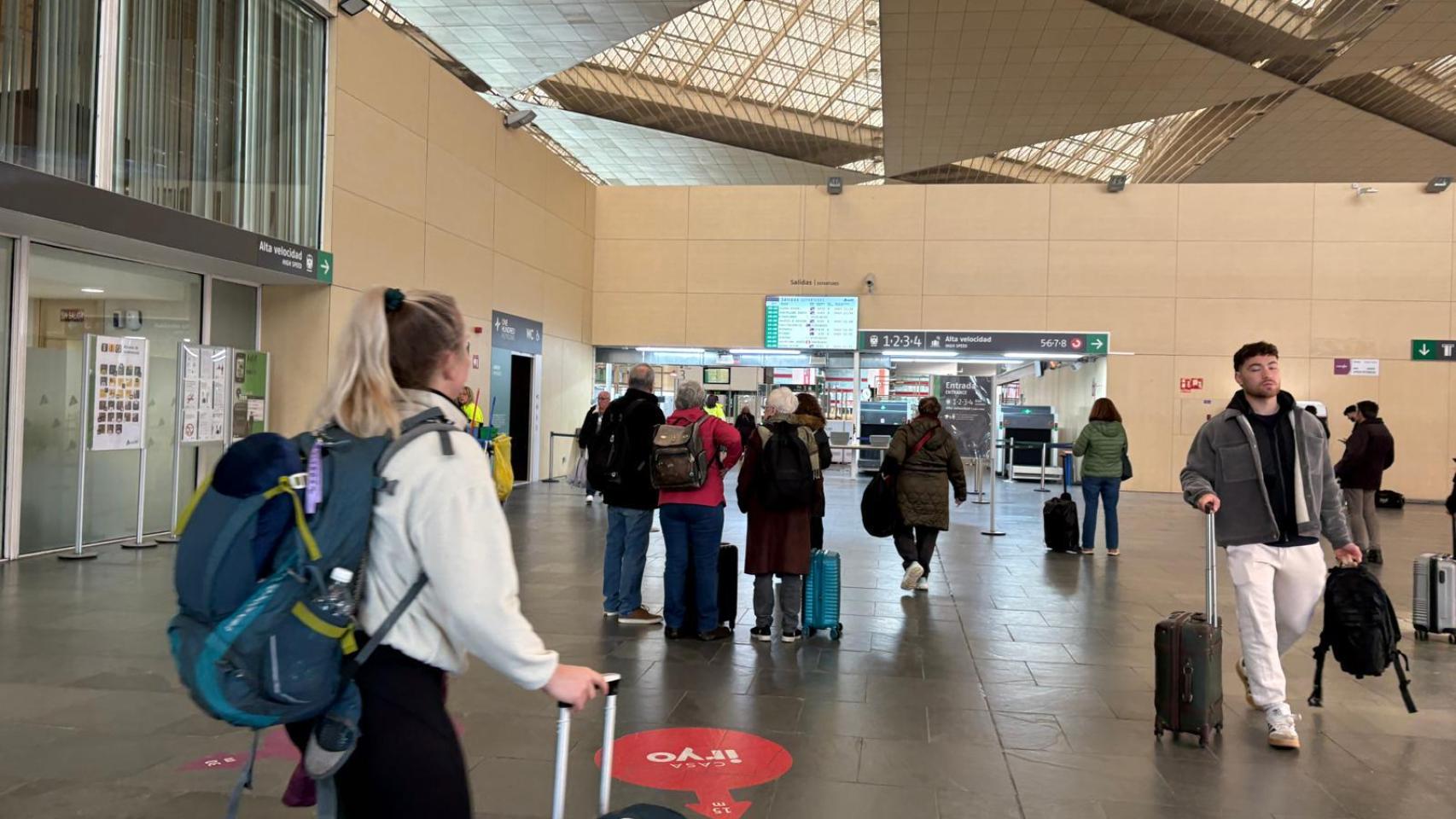Ir y venir de pasajeros este lunes en la Estación Delicias de Zaragoza