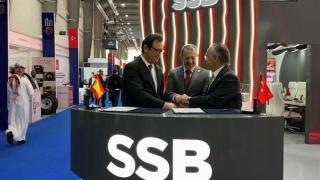 Firma del MoU Mehmet Dora, presidente de SDT (izquierda), Gökhan Uçar, vicepresidente de la Agencia de Industria de Defensa de Turquía (centro) y Luis Furnells, presidente ejecutivo Grupo Oesía (derecha)