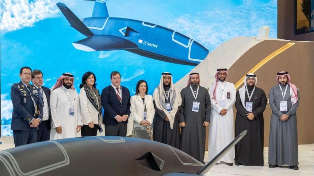 Foto durante la visita de la ministra Margarita Robles al stand de Sener en Riad