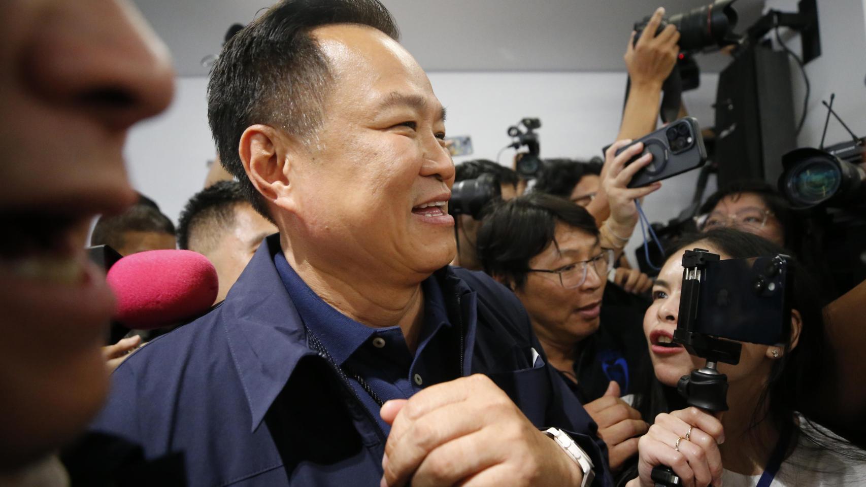 Anutin Charnvirakul, primer ministro de Tailandia acude al centro de votación este domingo.