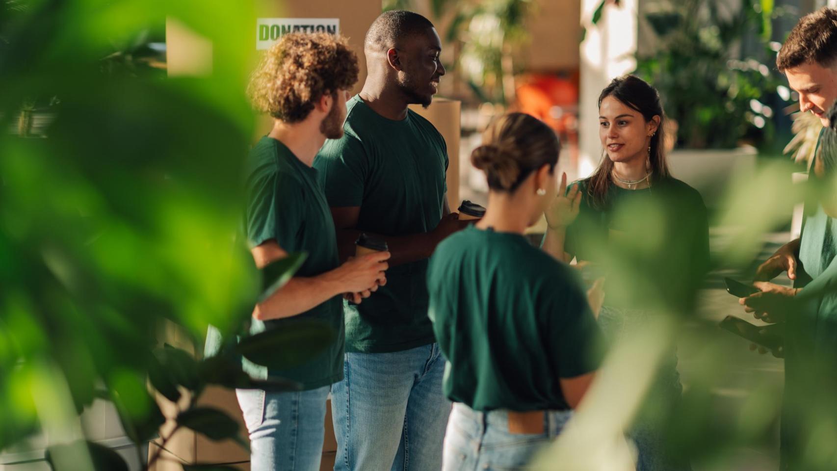 Un grupo de personas conversando.