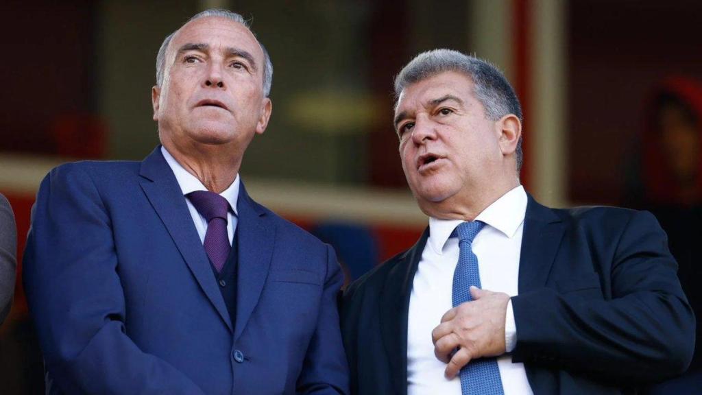 Rafa Yuste, junto a Joan Laporta durante un partido.