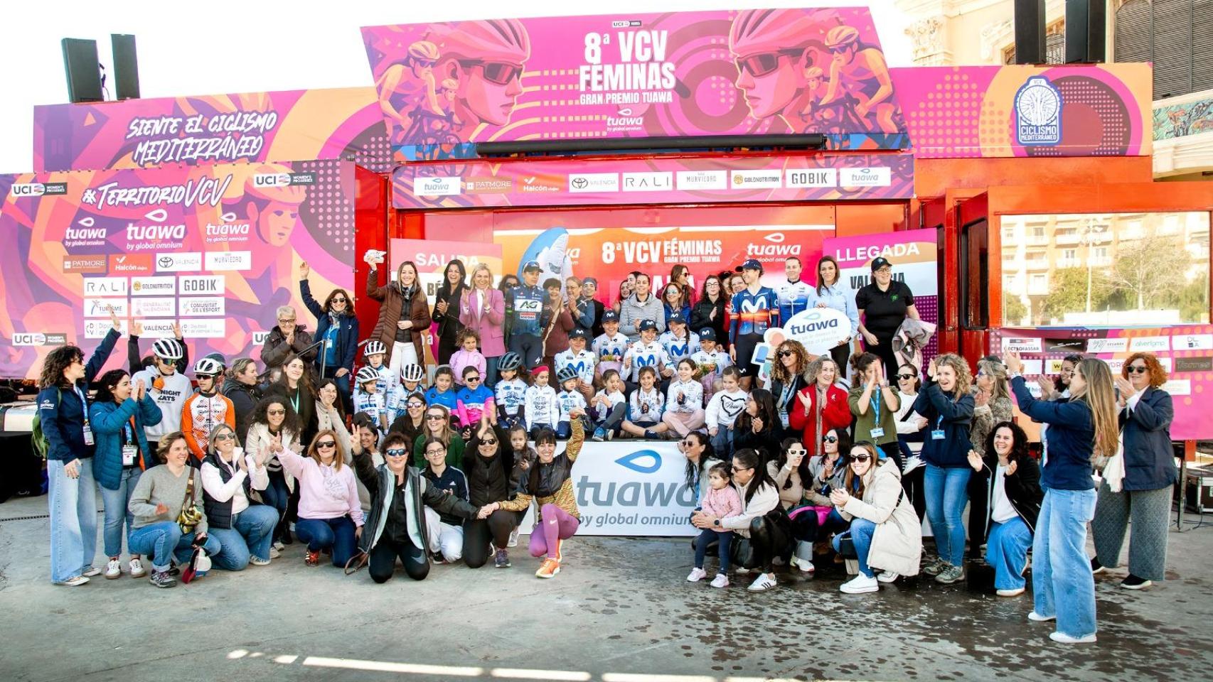 Más de 100 mujeres arropan a Liane Lippert en la VCV Féminas-GP Tuawa en Valencia.