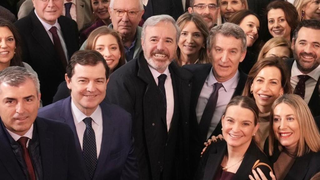 El presidente de la Junta, Alfonso Fernández Mañueco, el de Aragón, Jorge Azcón, y el presidente del PP, Alberto Núñez Feijóo, durante la reunión de la Junta Directiva Nacional de los populares de este lunes