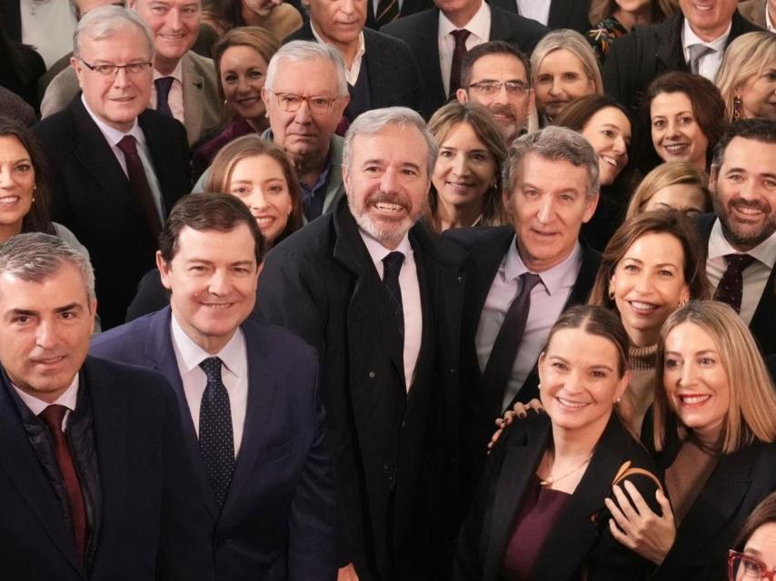 El presidente de la Junta, Alfonso Fernández Mañueco, el de Aragón, Jorge Azcón, y el presidente del PP, Alberto Núñez Feijóo, durante la reunión de la Junta Directiva Nacional de los populares de este lunes.