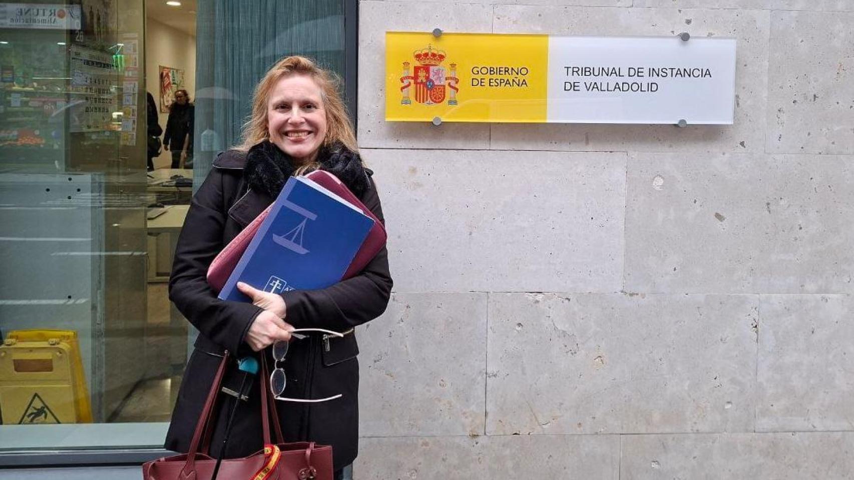 Imagen de Polonia Castellanos a las puertas del juzgado.