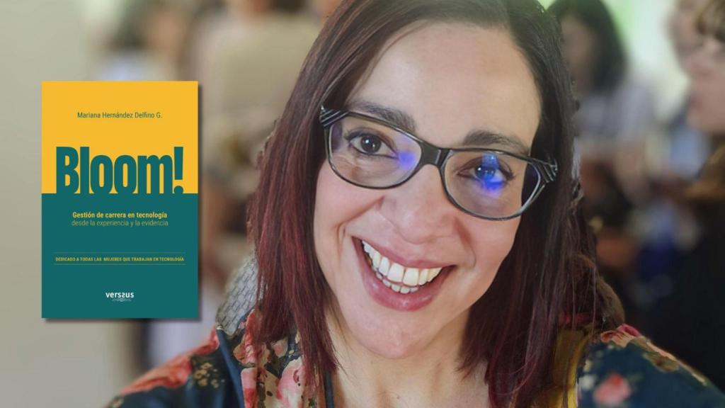 Mariana Hernández Delfino posando junto a la portada de su libro.