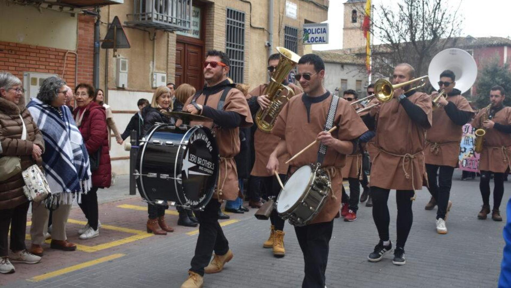 Una charanga durante el Jueves Lardero celebrado en Quintanar en 2025.