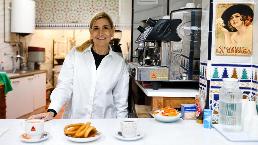 Isabel detrás del mostrador de su churrería.