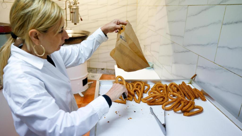 Isabel sirviendo churros.