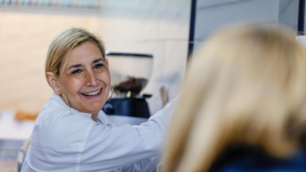 Isabel atendiendo a una clienta.