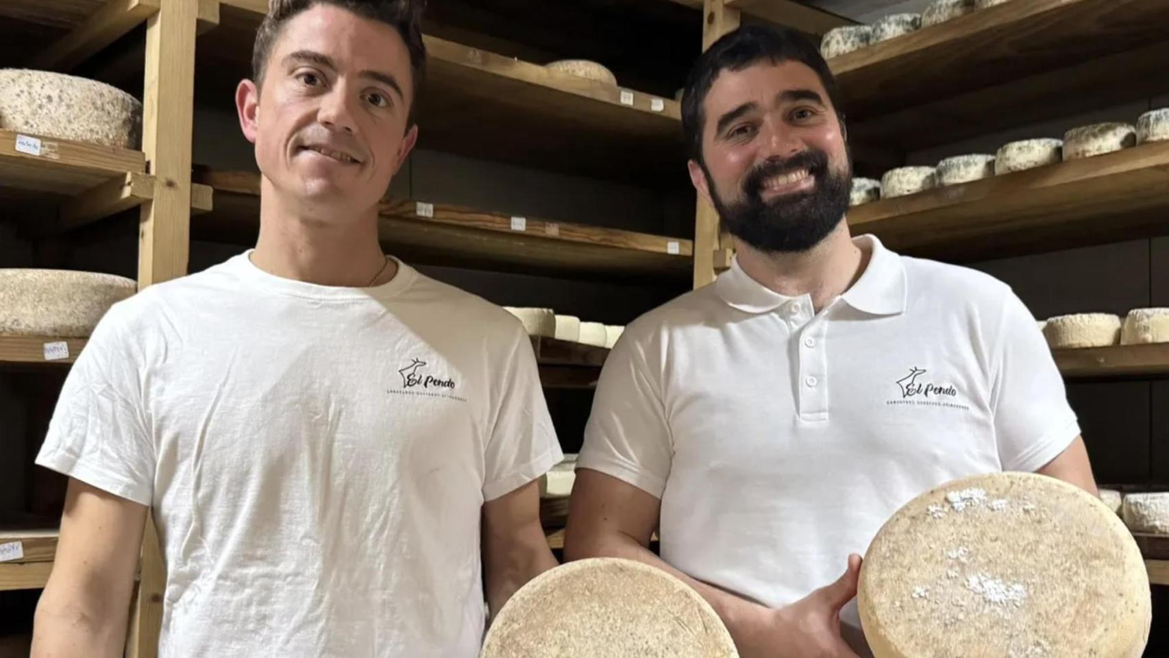 Andrés y Luis Pérez, dueños de la quesería.