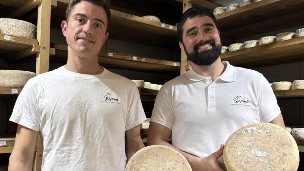 Andrés y Luis Pérez, dueños de la quesería.