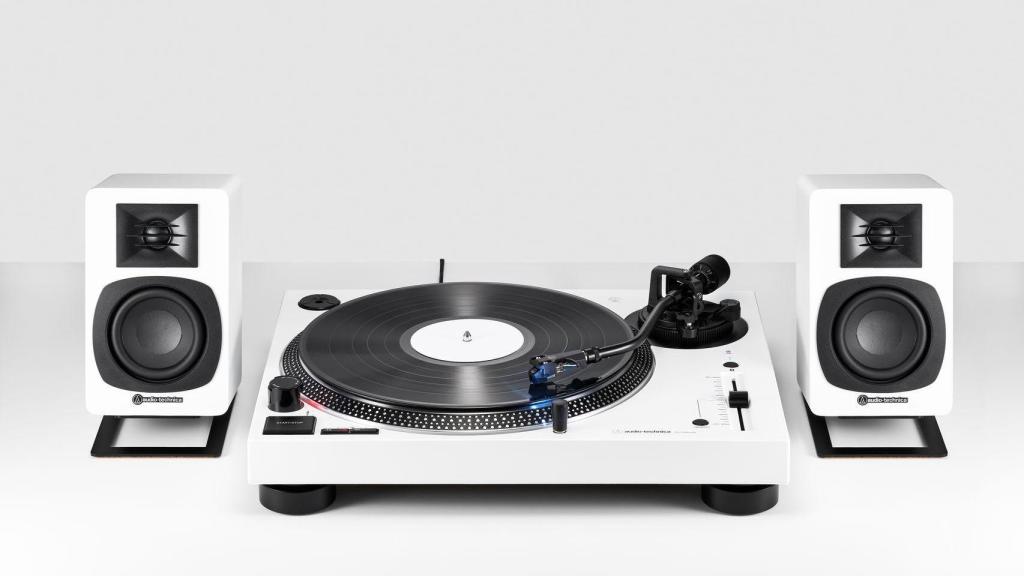 AT LP120XBT en blanco con altavoces bluetooth