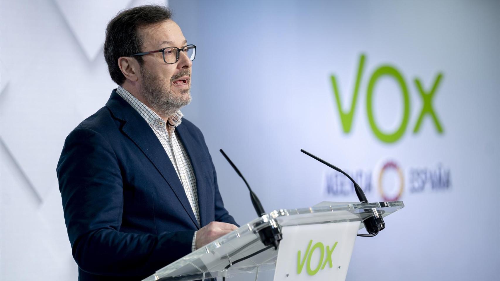 El portavoz de Vox, José Antonio Fúster, durante una rueda de prensa posterior a las elecciones de Aragón.