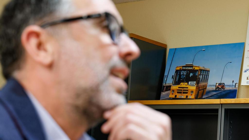 Los emblemáticos 'katangas' de Toledo, símbolo del transporte urbano de Toledo, tienen un lugar destacado en el despacho de Jiménez.