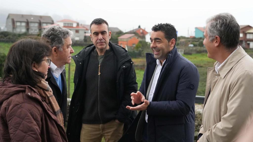 El presidente de la Diputación de Pontevedra, Luis López, y el alcalde de la ciudad, Miguel Anxo Fernández Lore, en la visita a la parroquia de Lérez tras las obras de renovación de la iluminación