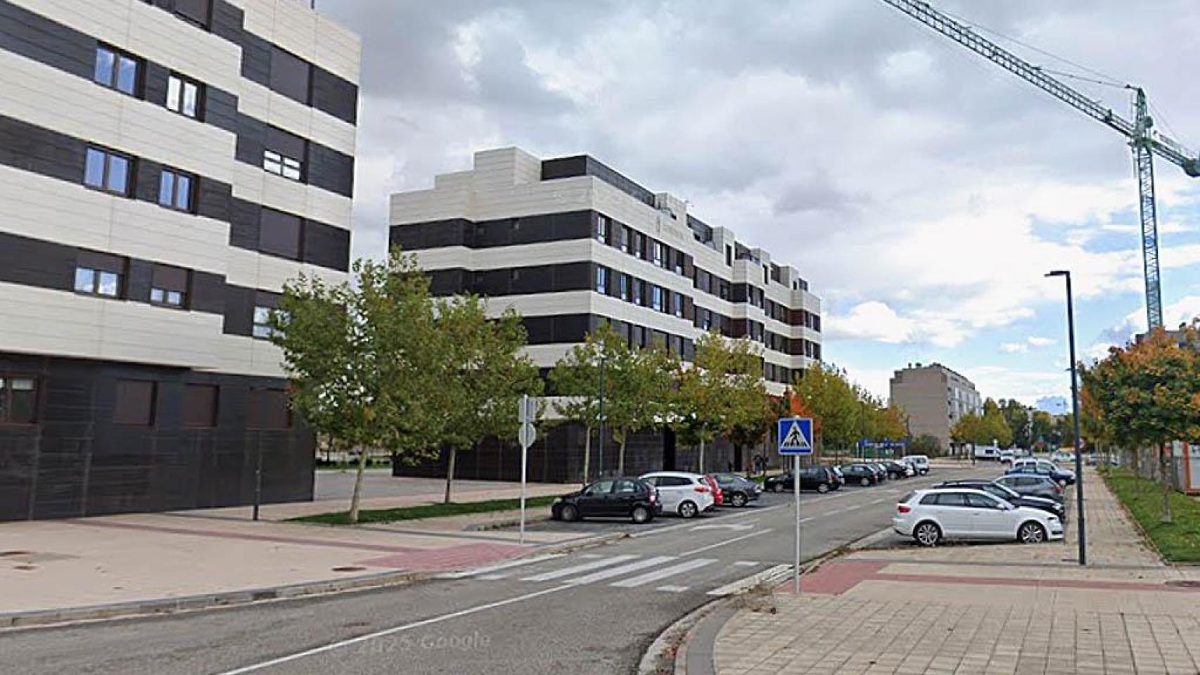 Herido un joven trabajador tras caer de una grúa desde dos metros: después un péndulo golpeó a un autobús