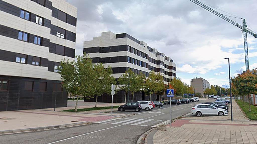 Herido un joven trabajador tras caer de una grúa desde dos metros: después un péndulo golpeó a un autobús