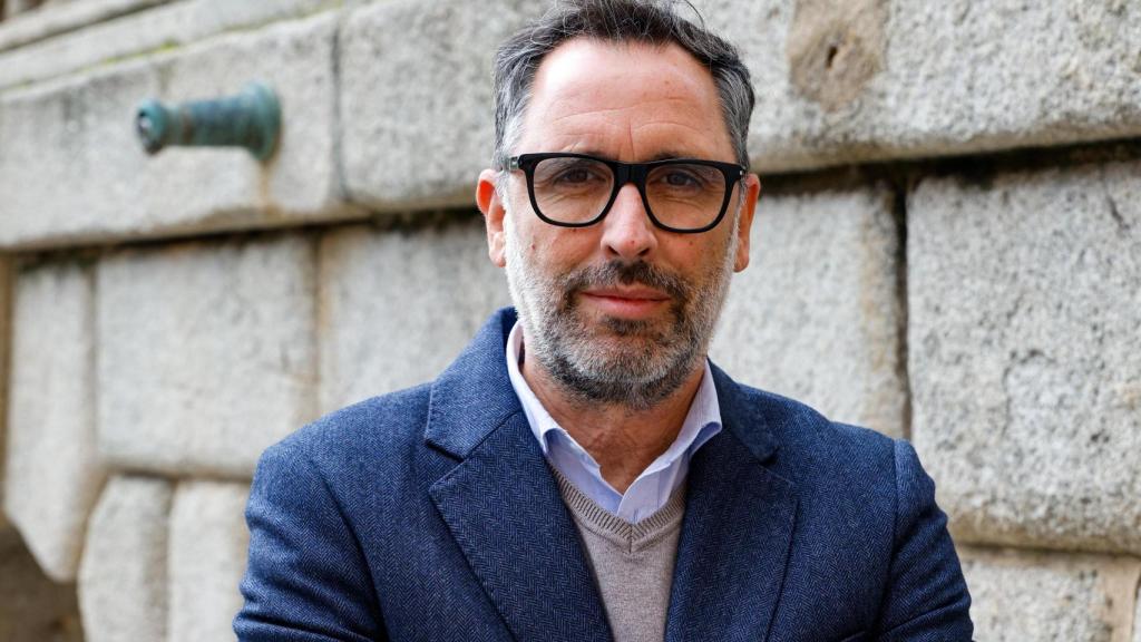 El edil del PP posa para EL ESPAÑOL de Castilla-La Mancha a las puertas del Ayuntamiento.