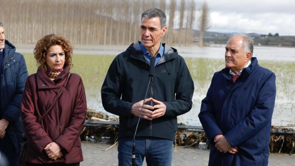Pedro Sánchez, junto a María Jesús Montero y Francisco Delgado.
