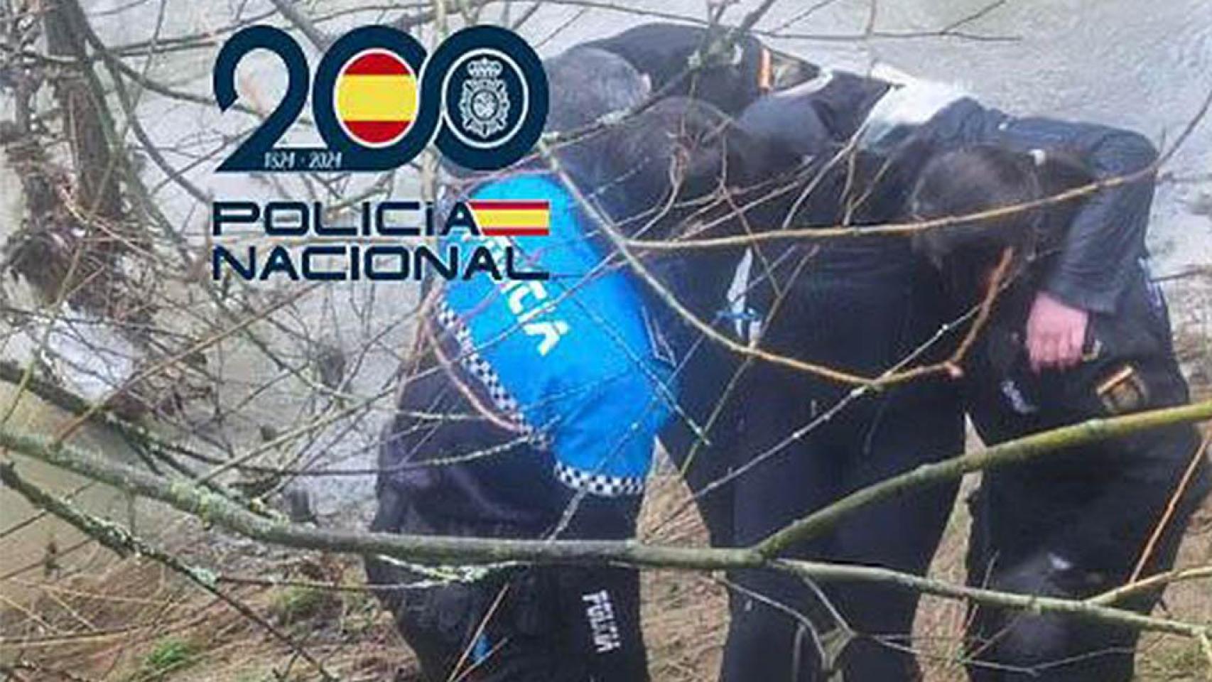 Rescate de la menor en el río Bernesga por parte de la Policía.