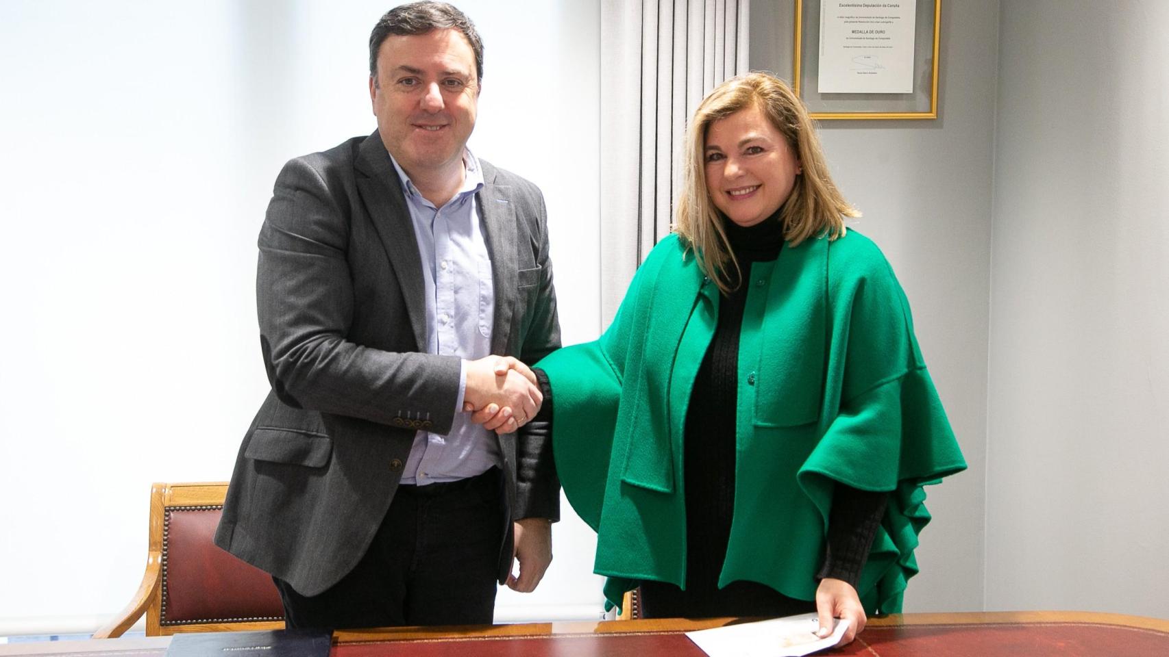 Firma del convenio de colaboración entre la Deputación de A Coruña y Ecos do Sur.