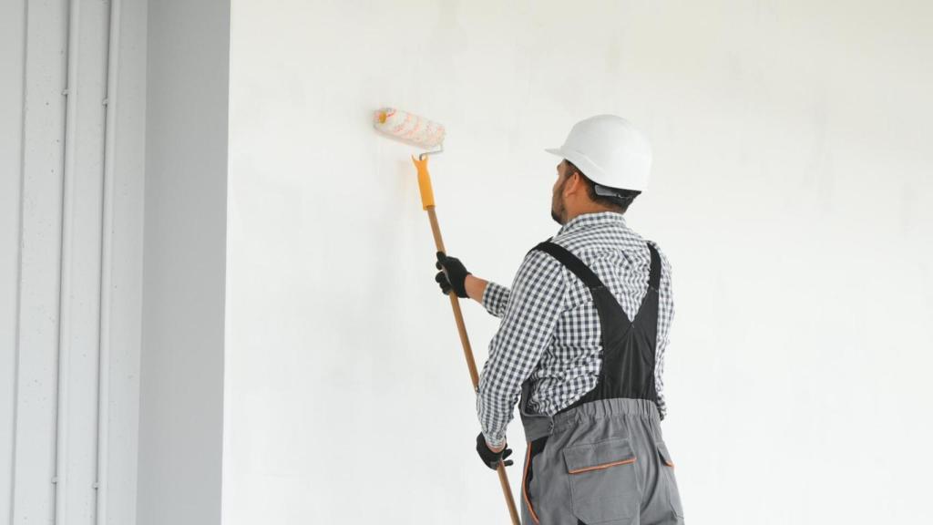 Un pintor trabaja sobre una pared