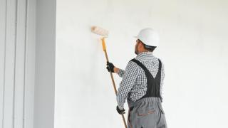 Un pintor trabaja sobre una pared