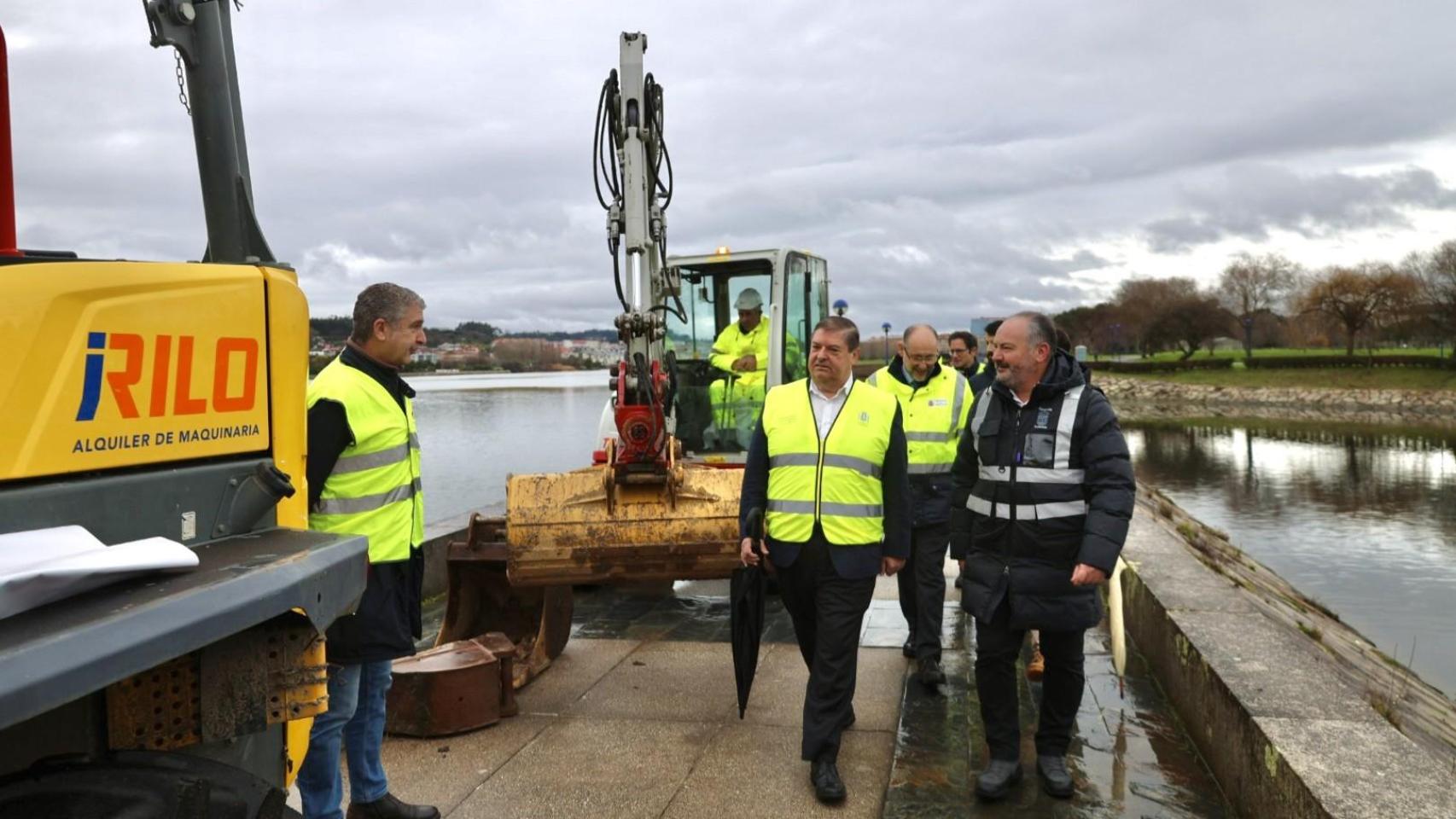 Inicio de las obras de renovación del paseo de O Burgo en Culleredo (A Coruña) este lunes.