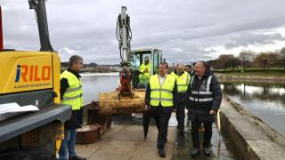 Inicio de las obras de renovación del paseo de O Burgo en Culleredo (A Coruña) este lunes.