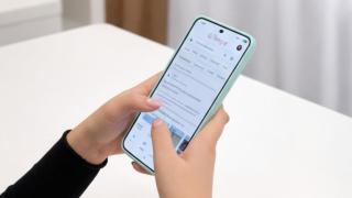 Un menor usando el teléfono.