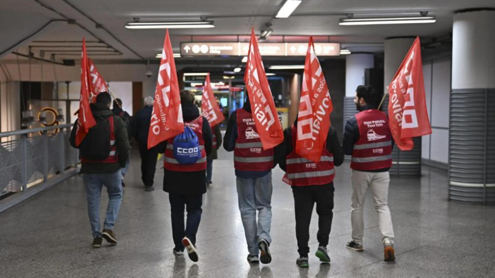 Trabajadores del sector ferroviario en el primer día de huelga del sector ferroviario para exigir más seguridad en la red.