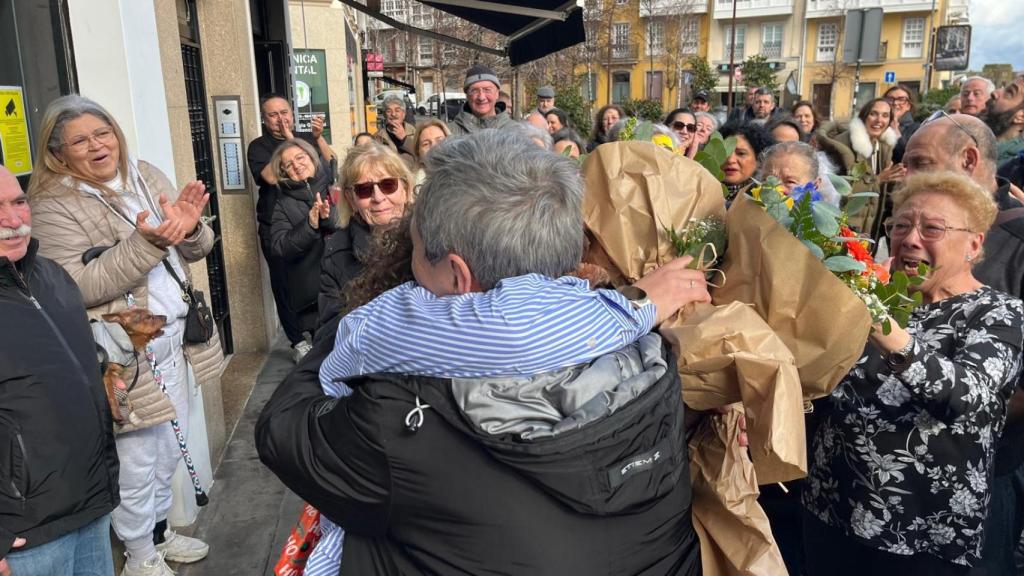 Pedro y Carmen se despiden de sus clientes entre lágrimas y abrazos