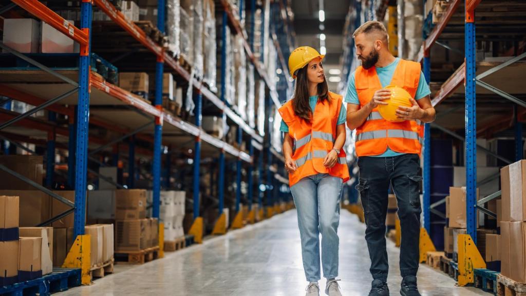 Dos trabajadores de una empresa.