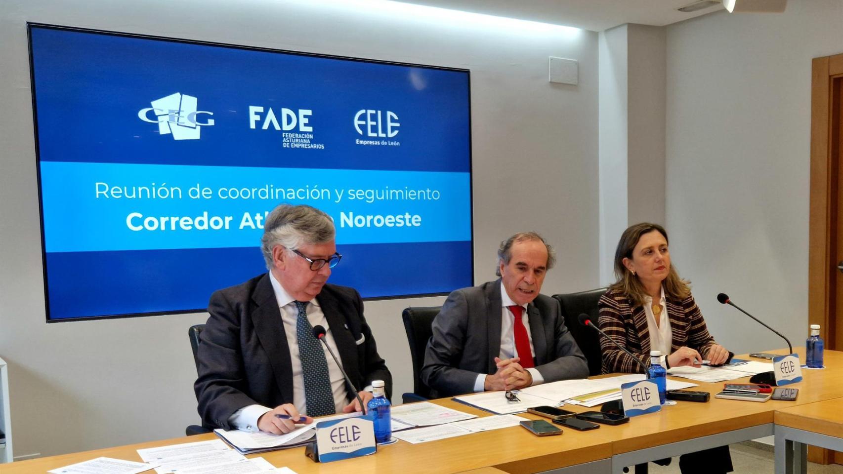 De izqueirda a derecha: el presidente de la CEG, Juan Manuel Vieites; el presidente de la FELE, Juan María Vallejo y la presidenta de la FADE, María Calvo.