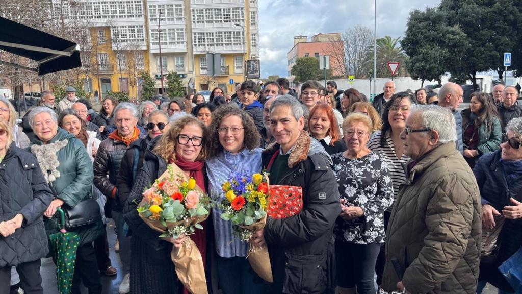 Pedro y Carmen con Nathalie, rodeados del barrio