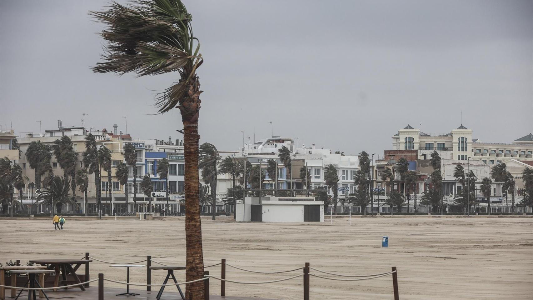 Imagen de archivo del temporal de viento en Valencia. Rober Solsona/Europa Press