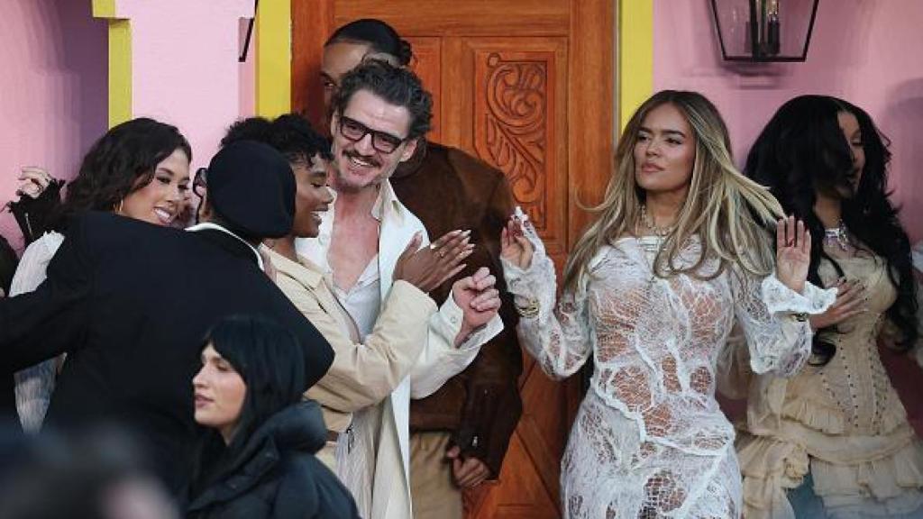 Pedro Pascal y Karol G en 'La casita' de Bad Bunny.