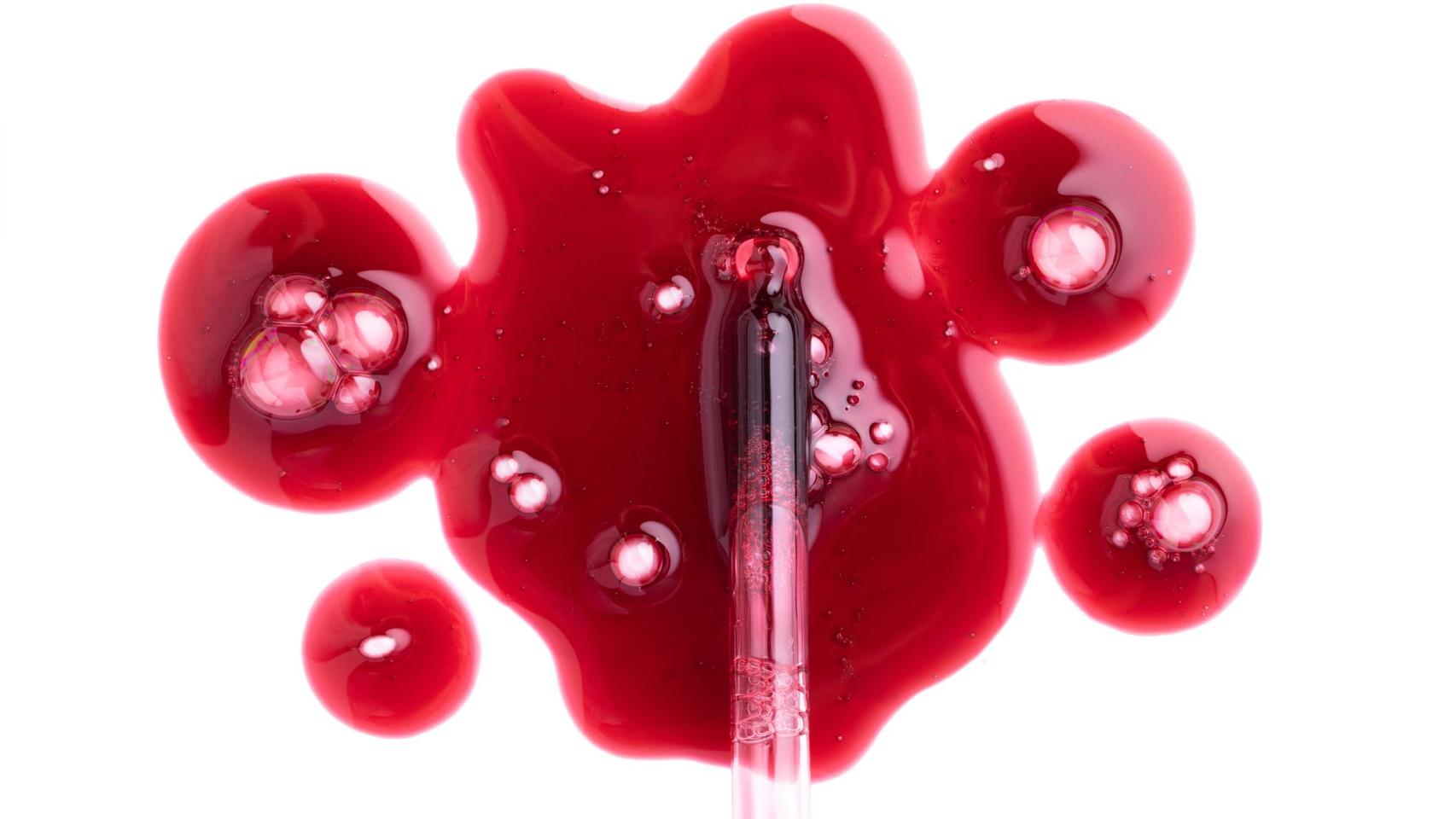 Imagen de archivo de una gota de sangre en una pipeta.