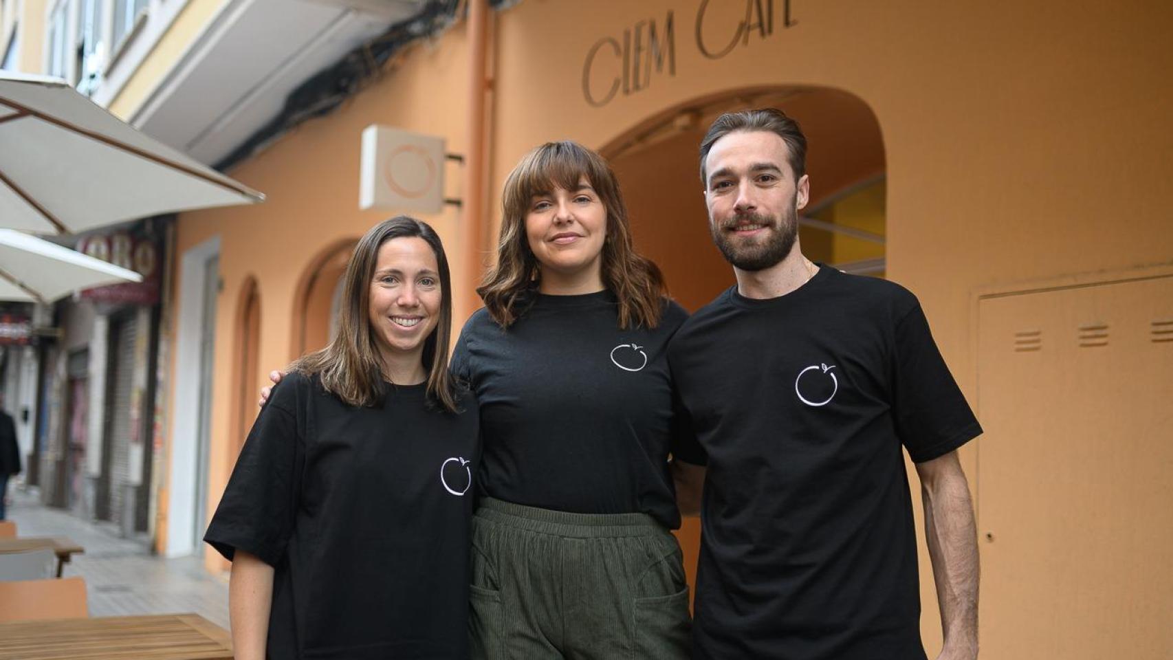 Maitu Green, Ana Chávez y Benoit Huguenin en la entrada de Clem Café.