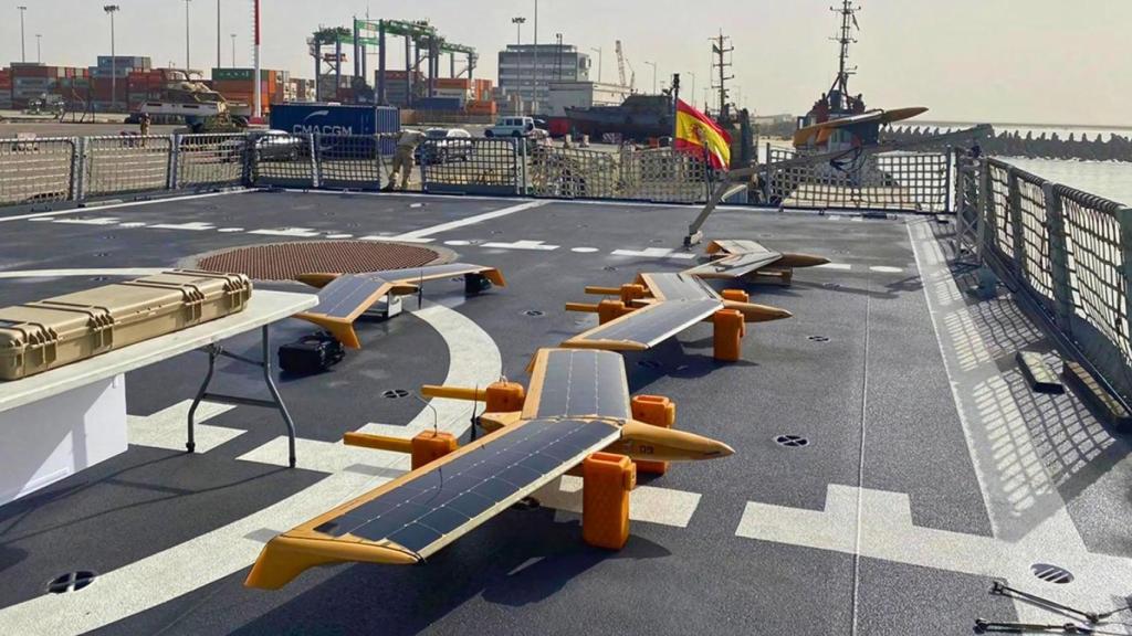 Drones M5D-AirFox en la cubierta de un buque de la Armada