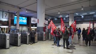 Piquete informativo de CCOO durante la primera jornada de la huelga ferroviaria, en la estación de tren de Atocha