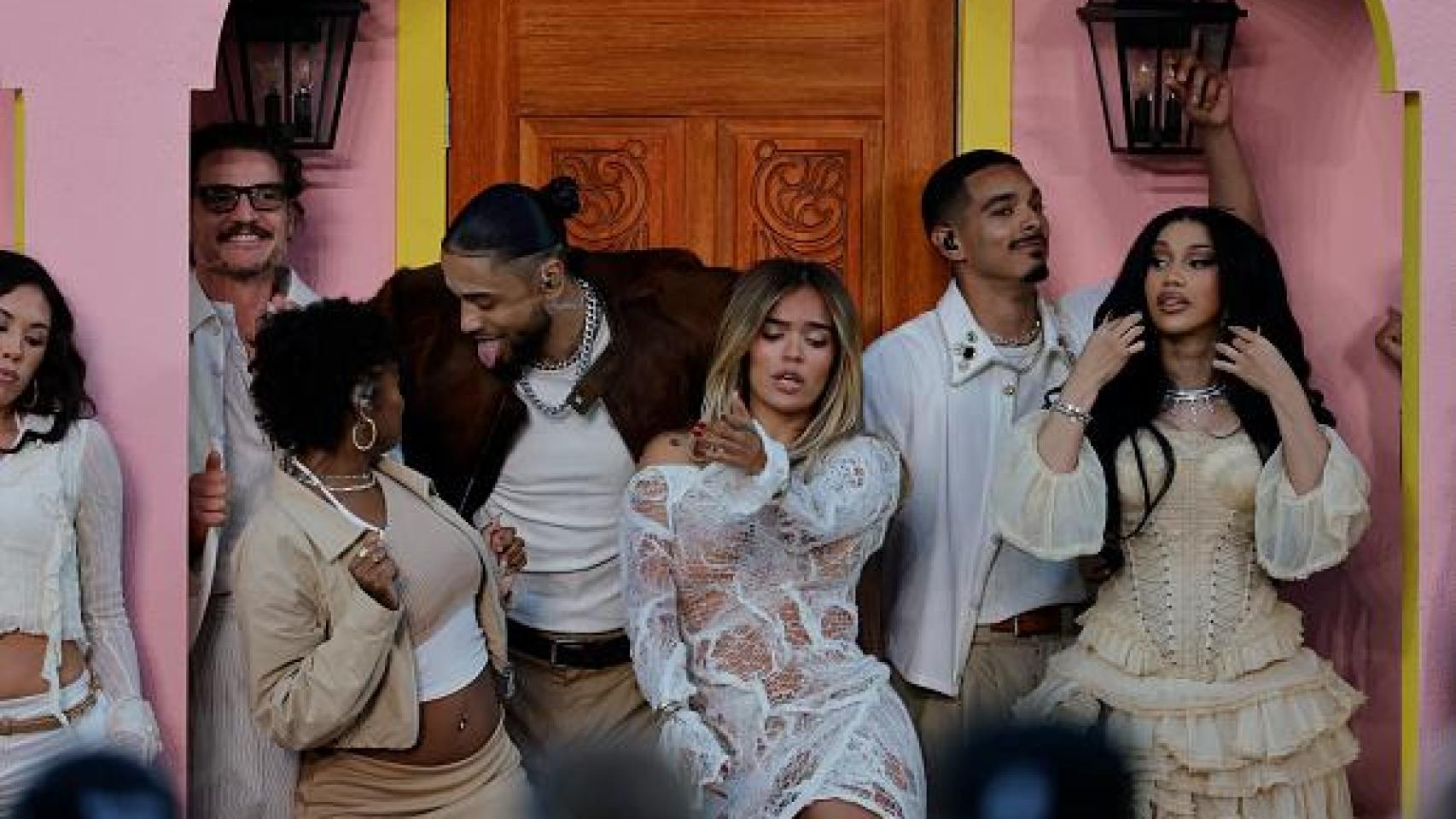 Pedro Pascal, Karol G y Cardi B en 'La casita' de Bad Bunny.