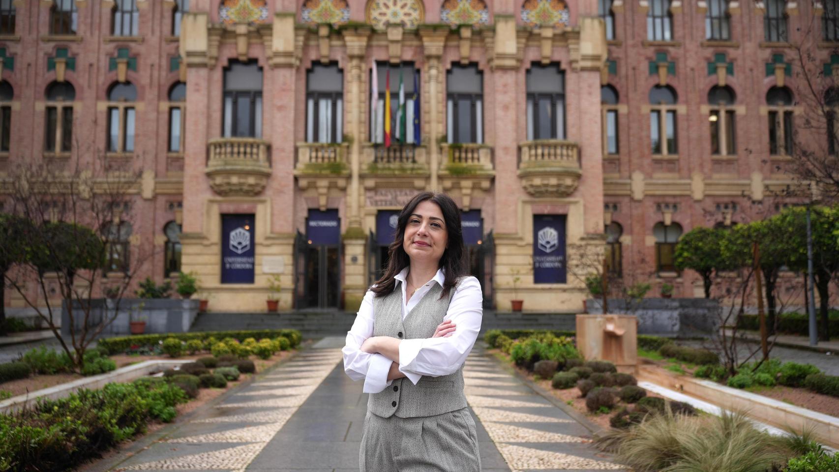 Elisa Borsari, directora de UCOPress, frente al edificio del rectorado de la Universidad de Córdoba. Foto UNE