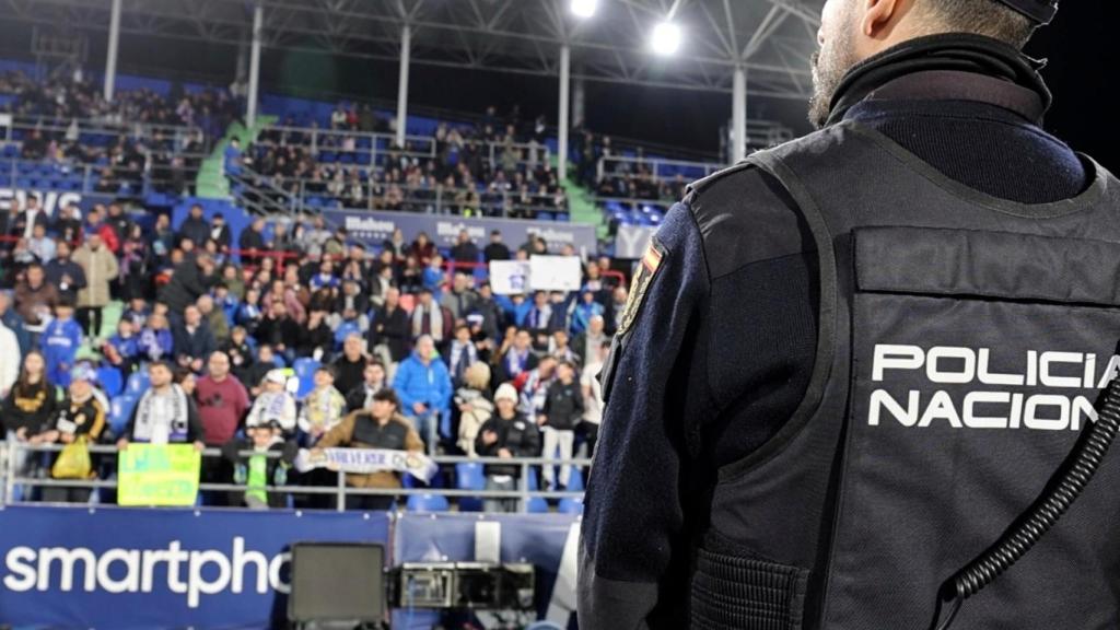 Un agente de Policía vela por la seguridad durante un partido de fútbol.
